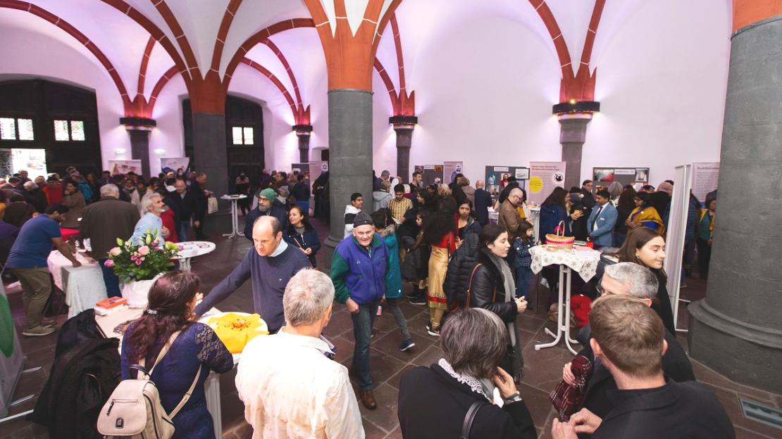 Viele Gäste in Gesprächen beim Tag der Religionen in der Römerhalle des Frankfurter Rathauses